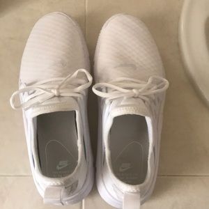 White nike shoes